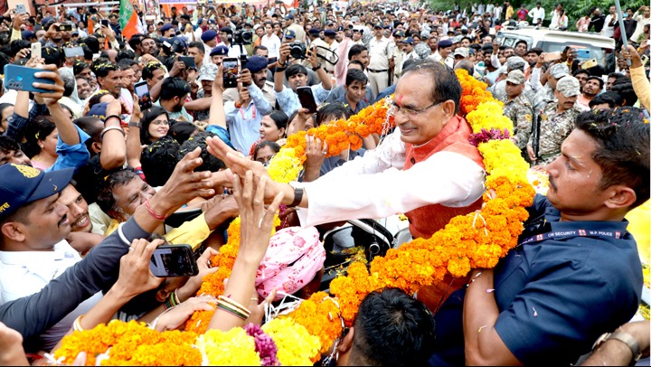 मुख्यमंत्री श्री शिवराज सिंह चौहान विदिशा के कुरवाई में जनदर्शन के दौरान जनसमुदाय का अभिवादन करते हुए।